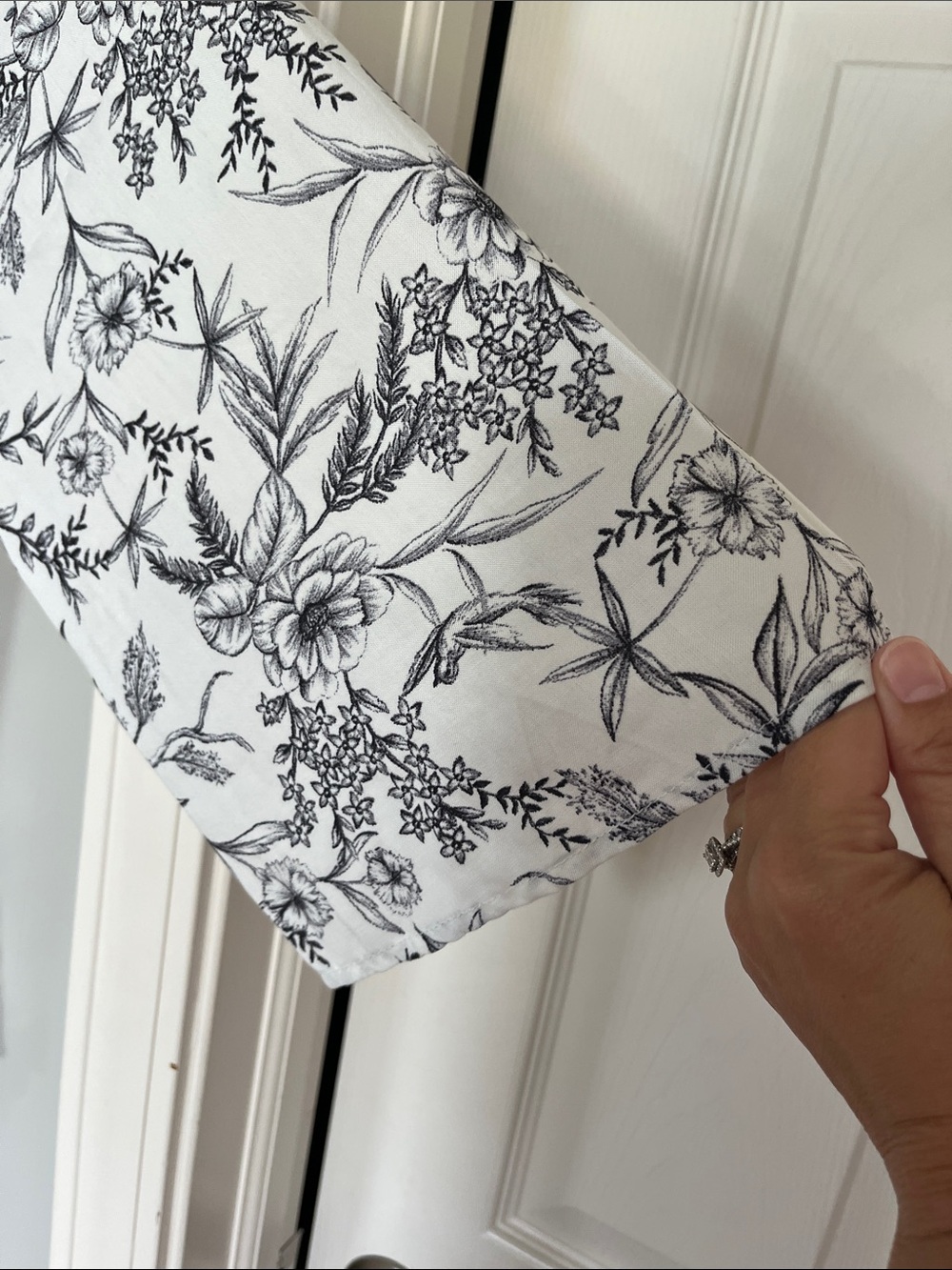 Gloria Vanderbilt White and Black Floral V-Neck Blouse size L - Picture 4 of 10